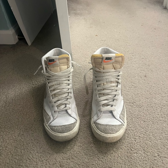 Nike blazers with green swoosh// size 9 women’s - Picture 2 of 2